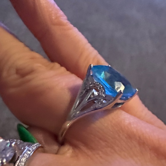 Cushion 3 karat Swiss Blue Topaz, 10K White Gold Ring. - Picture 7 of 8